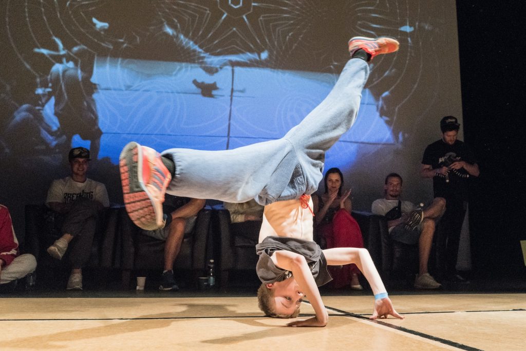Spinning and Grooving: A Beginner&#8217;s Guide to Breakdancing